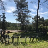 Un beau jardin plongé dans la forêt avec ses 3 terrains de pétanques
