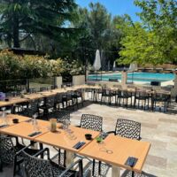 Une belle et grande terrasse d'été avec sa cuisine d'été et sa vue piscine