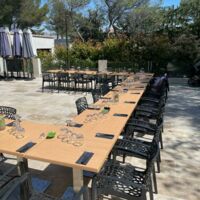 Une belle et grande terrasse d'été avec sa cuisine d'été et sa vue piscine