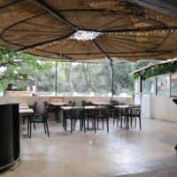 Un Espace d'accueil, une terrasse ombragée au carrefour du restaurant, de ses terrasses, de sa picine