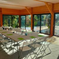 Salle équipée en espace de travail