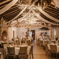 Salle de reception décorée pour un diner de mariage