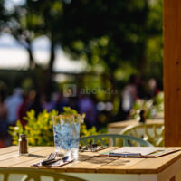 Table de la terrasse vue sur le lac