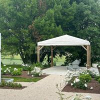 C’est dans le parc à l’ombre des grands arbres que vous trouverez là un hamac, un banc, un petit salon, un fauteuil pour un moment de détente. Enivrés du parfum des roses anciennes et bercés par la do