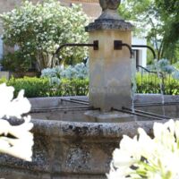 Une très belle fontaine habille notre beau jardin et nous berce de la douce musique de son eau clair.