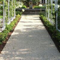 C’est dans le parc à l’ombre des grands arbres que vous trouverez là un hamac, un banc, un petit salon, un fauteuil pour un moment de détente. Enivrés du parfum des roses anciennes et bercés par la do