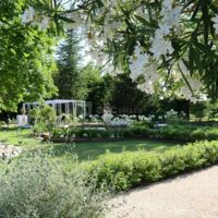 C’est dans le parc à l’ombre des grands arbres que vous trouverez là un hamac, un banc, un petit salon, un fauteuil pour un moment de détente. Enivrés du parfum des roses anciennes et bercés par la do