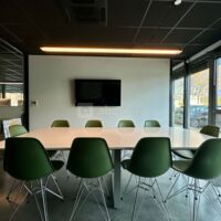 Salle de réunion avec TV pour visioconférence