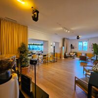 Configuration corporate sur-mesure (conférence + espace lounge)
