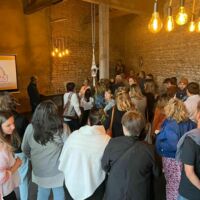 Préau en configuration réception et cocktail jusqu'à 80 personnes