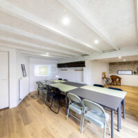 Salle de travail en configuration réunion jusqu'à 12 personnes
