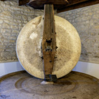 Ancien pressoir à huile dans la salle à manger