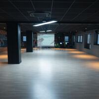Salle de 200m² GIGAFIT DIJON / chaises / tables / vidéo projecteur