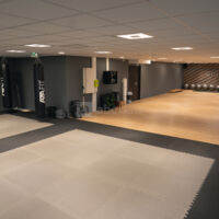 Salle de 160m² GIGAFIT DIJON / chaises / tables