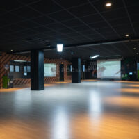 Salle de 200m² GIGAFIT DIJON / chaises / tables / vidéo projecteur