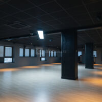 Salle de 200m² GIGAFIT DIJON / chaises / tables / vidéo projecteur