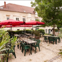 Terrasse avec tables