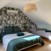 Chambre gite 1 lit double et 2 lits simple