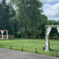 Estrade et arche extérieur