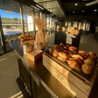 Salon nord format accueil petit déjeuner avec vue sur le terrain