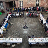 Diner de 100 pers. dans la cour du chateau