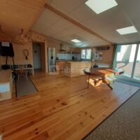 Salle annexe avec cuisine équipée et table à manger