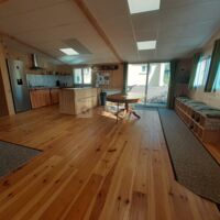 Salle annexe avec cuisine équipée et table à manger