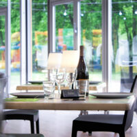 Une salle chaleureuse et conviviale pour vos repas et événements