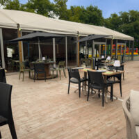 Une grande terrasse modulable pour vos repas, cocktails et soirées