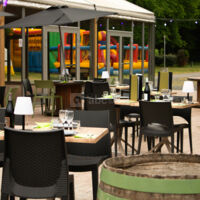 Une grande terrasse modulable pour vos repas, cocktails et soirées