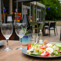 Une grande terrasse modulable pour vos repas, cocktails et soirées