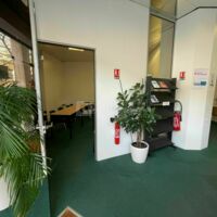 Entrée dans la salle de réunion