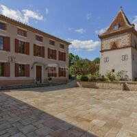 Vue terrasse principale du domaine et du gîte Maison de Maitre