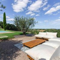 Vue depuis une terrasse annexe de la piscine