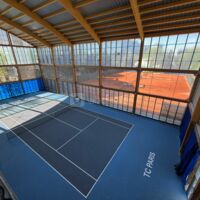 Bâtiment moderne côté seine, tennis