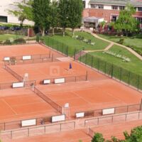 Tennis, jardin et club house