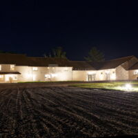 Corps de ferme mis en valeur la nuit