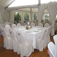Repas de mariage sous le chapiteau