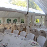 Repas de mariage sous le chapiteau