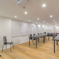Cette salle de réunion alliant confort, praticité et modernité peut accueillir jusqu'à 18 personnes confortablement avec l'intégralité des équipements nécessaires !