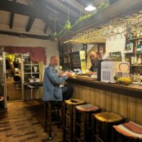 Accueil au bar, qui dessert salle et terrasse