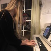 Piano accordé en libre service à l'accueil du restaurant.