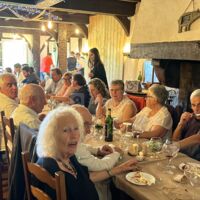 Mariage avec 34 personnes assises.