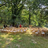 Cérémonie en plein air en lisière de forêt, derrière notre terrasse