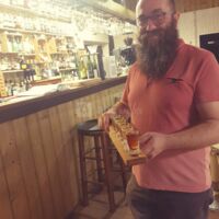 Un bar lumineux avec des boissons locales et des pépites venues du monde entier