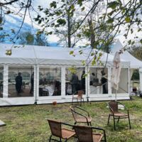 Chapiteau 100 personnes avec espace traiteur au centre du parc arboré