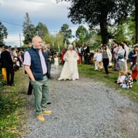 Une allée centrale pour l'arrivée des mariés et du cortège