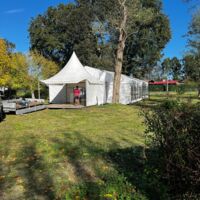 Chapiteau 100 personnes avec espace traiteur au centre du parc arboré