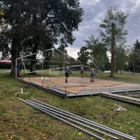 Montage du chapiteau au centre du Parc arboré