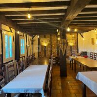 Notre salle en L avec un mur de briquette rouge et une disposition de tables différentes